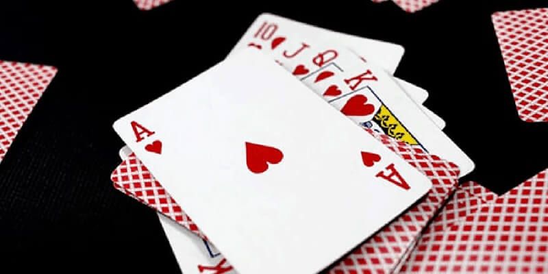 Cách chơi sâm lốc - Tham gia dễ dàng, luật chơi đơn giản Nhiệm vụ của người đi sau là chặn quân bài của người đi trước theo quy tắc so sánh